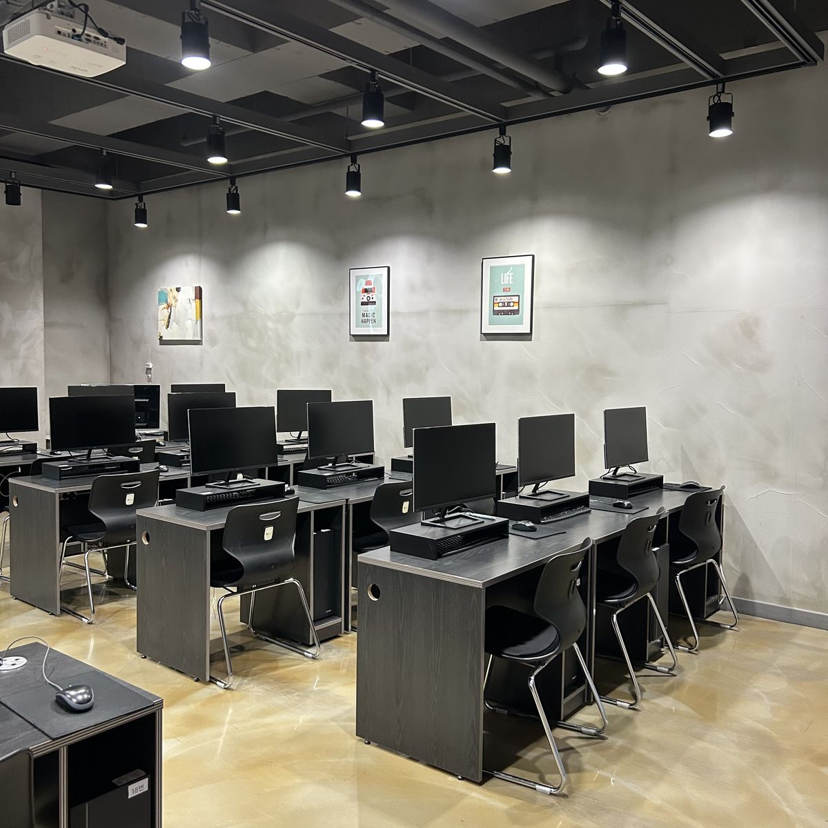그린AI캠퍼스 실습 강의실 — 전 좌석 PC 실습 환경과 프로젝터